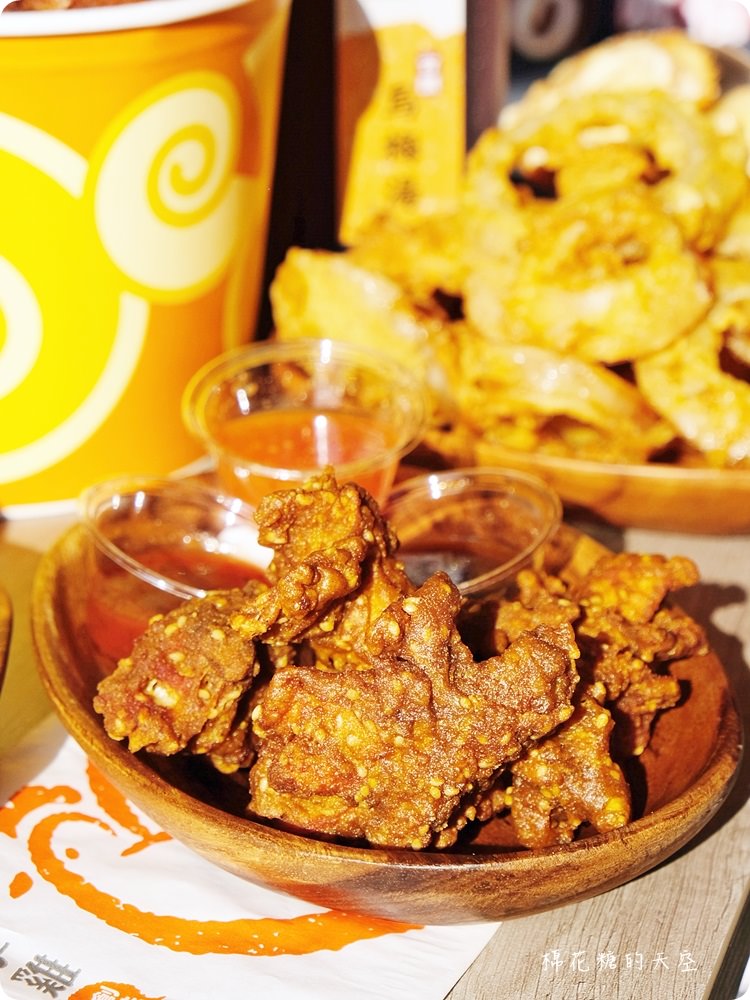 台中炸雞推薦-蘋果手雞爆漿啦！獨特香酥外皮炸雞桶保證一吃上癮～