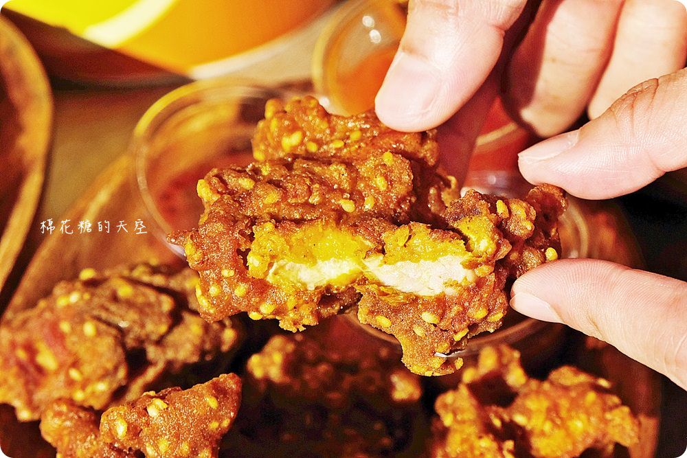 台中炸雞推薦-蘋果手雞爆漿啦！獨特香酥外皮炸雞桶保證一吃上癮～