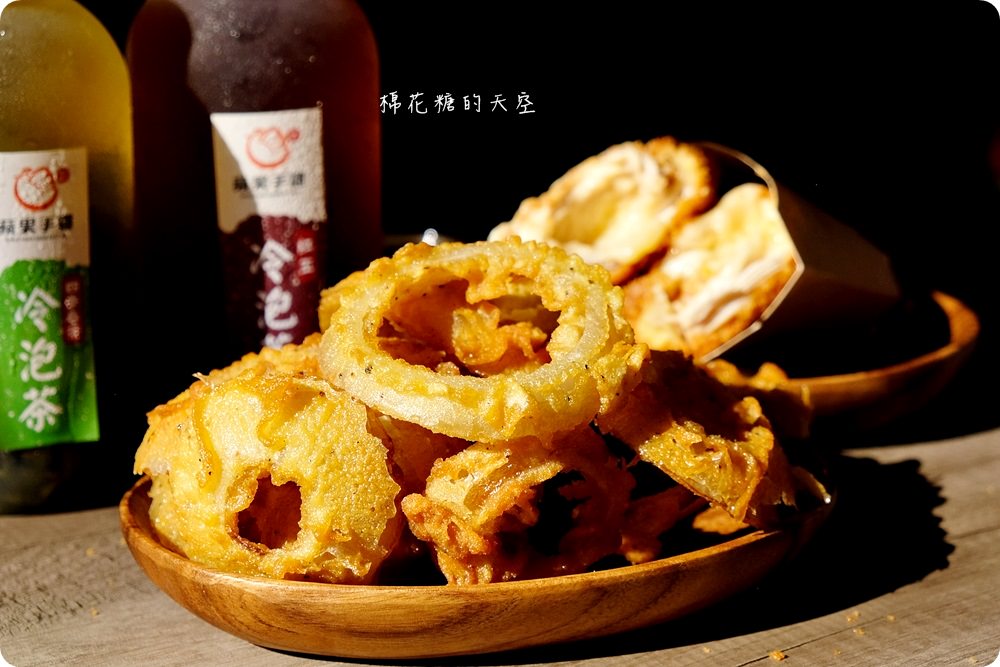 台中炸雞推薦-蘋果手雞爆漿啦！獨特香酥外皮炸雞桶保證一吃上癮～