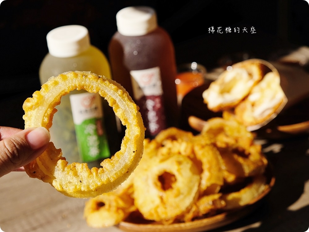 台中炸雞推薦-蘋果手雞爆漿啦！獨特香酥外皮炸雞桶保證一吃上癮～