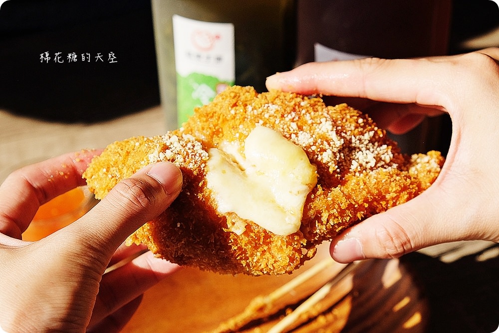 台中炸雞推薦-蘋果手雞爆漿啦！獨特香酥外皮炸雞桶保證一吃上癮～