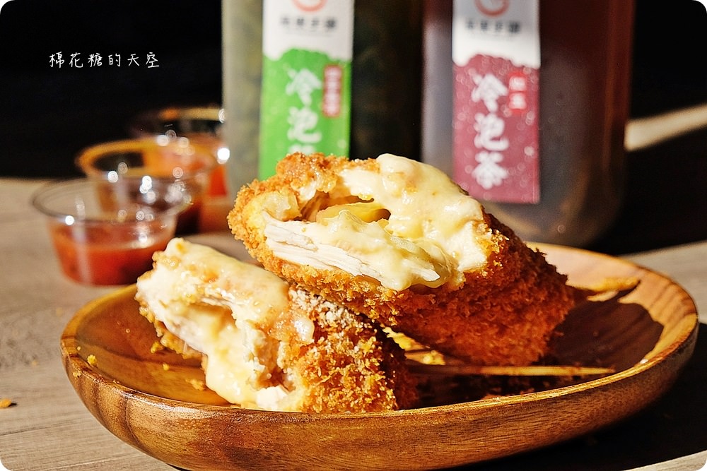 台中炸雞推薦-蘋果手雞爆漿啦！獨特香酥外皮炸雞桶保證一吃上癮～