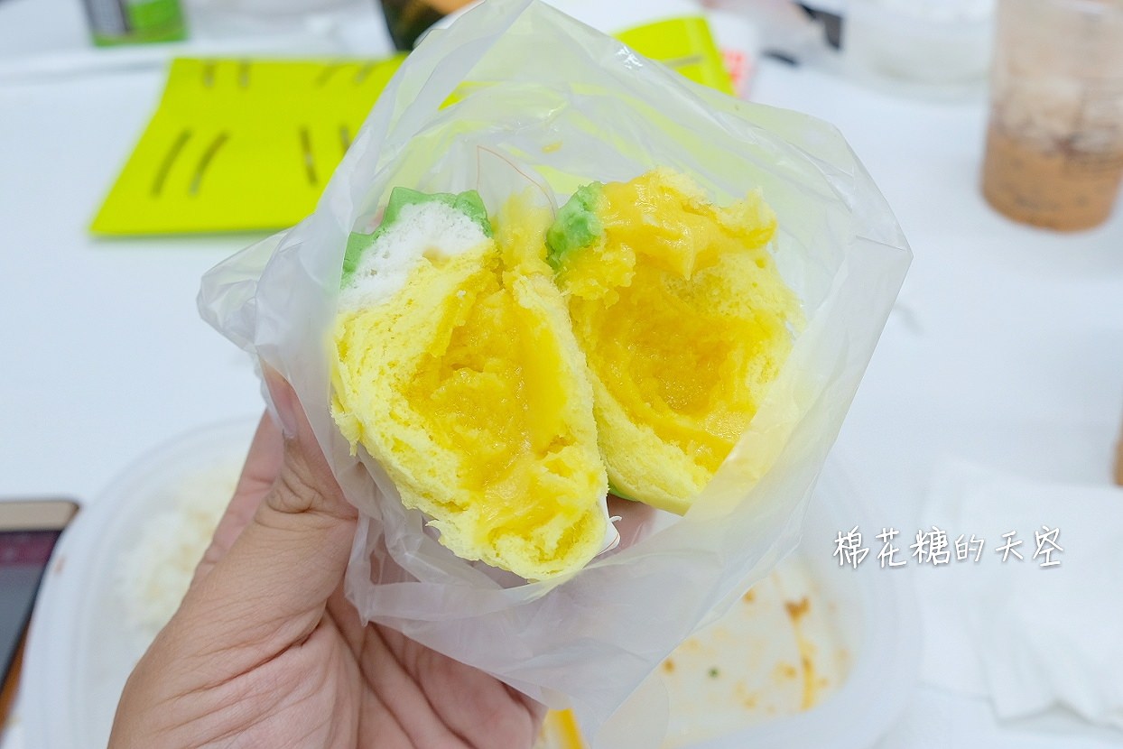 泰國曼谷純白全家便利商店超文青，除了最新榴槤奶黃包，還有泰式奶茶鴛鴦喔！@Phrom Phong