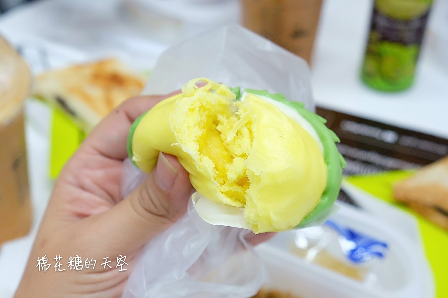 泰國曼谷純白全家便利商店超文青，除了最新榴槤奶黃包，還有泰式奶茶鴛鴦喔！@Phrom Phong