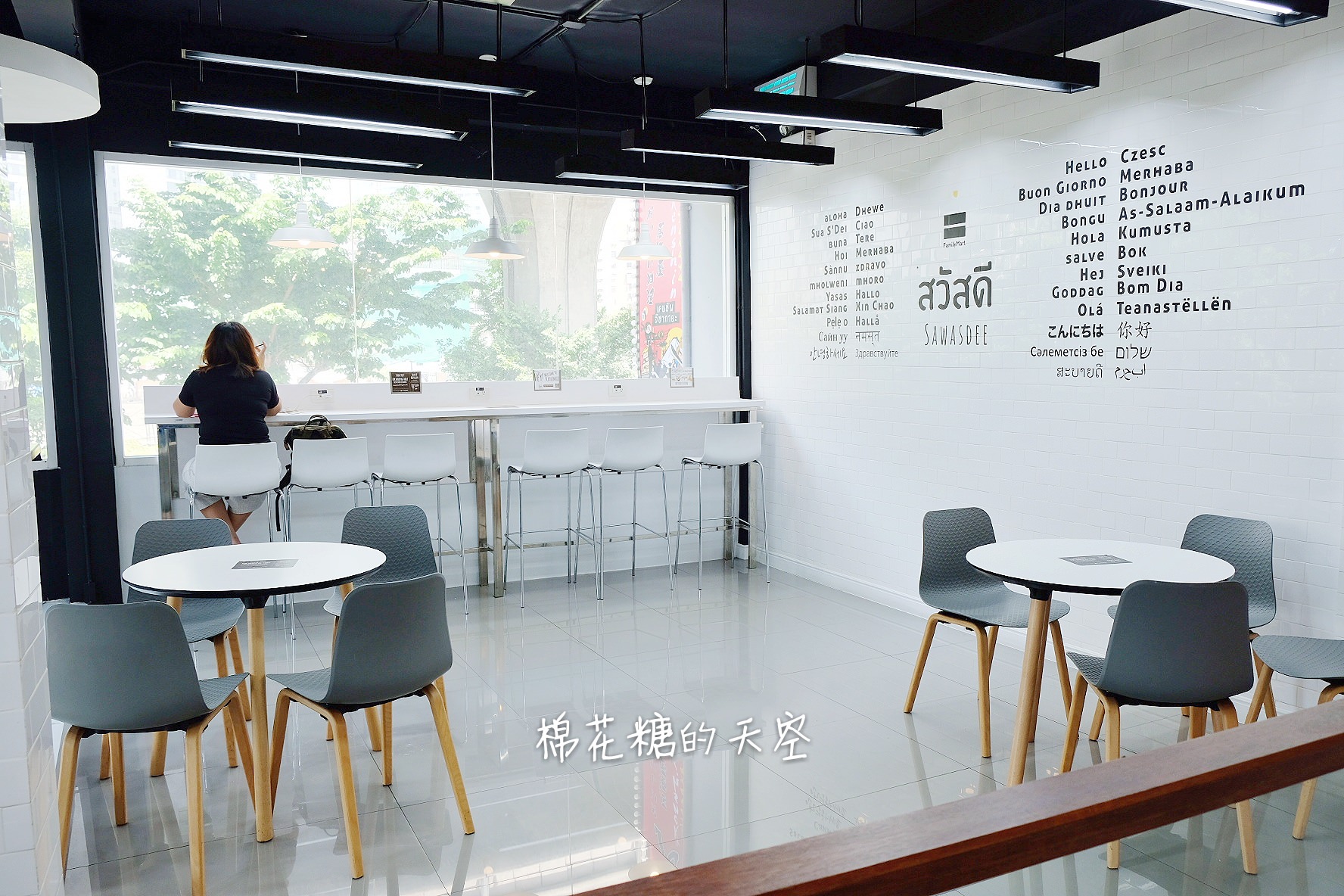 泰國曼谷純白全家便利商店超文青，除了最新榴槤奶黃包，還有泰式奶茶鴛鴦喔！@Phrom Phong