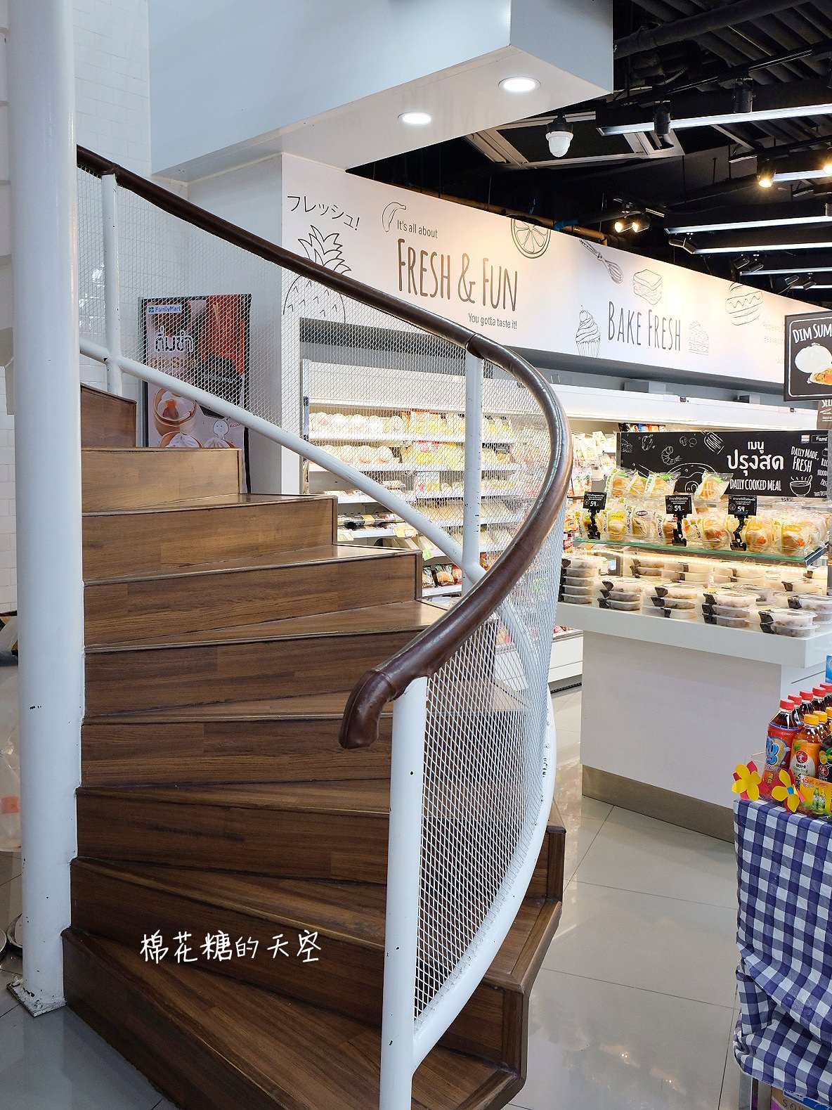 泰國曼谷純白全家便利商店超文青，除了最新榴槤奶黃包，還有泰式奶茶鴛鴦喔！@Phrom Phong