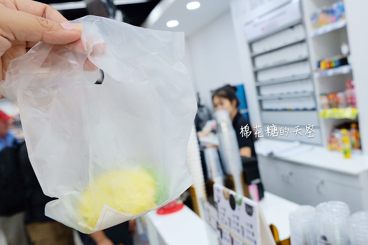 泰國曼谷純白全家便利商店超文青，除了最新榴槤奶黃包，還有泰式奶茶鴛鴦喔！@Phrom Phong