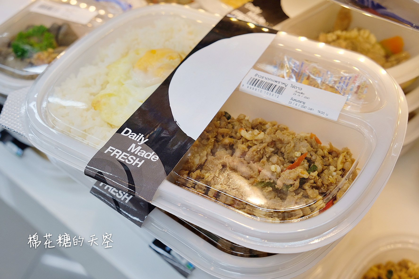 泰國曼谷純白全家便利商店超文青，除了最新榴槤奶黃包，還有泰式奶茶鴛鴦喔！@Phrom Phong