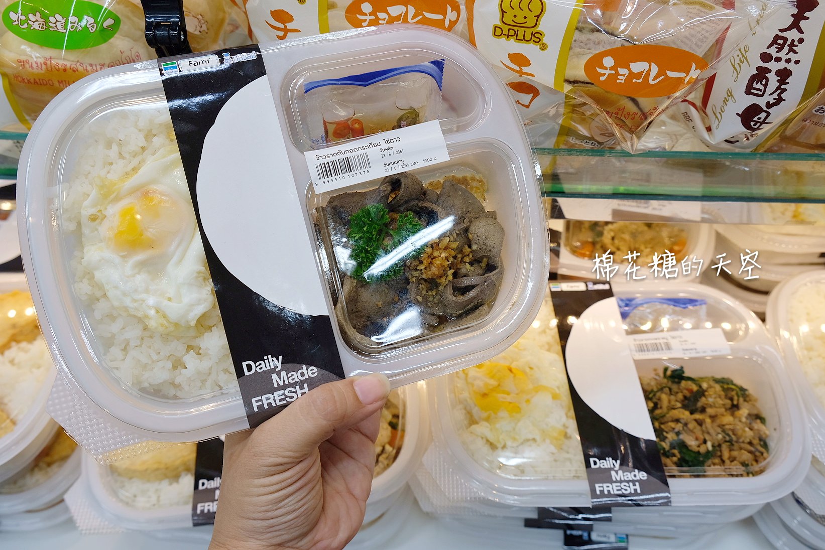 泰國曼谷純白全家便利商店超文青，除了最新榴槤奶黃包，還有泰式奶茶鴛鴦喔！@Phrom Phong