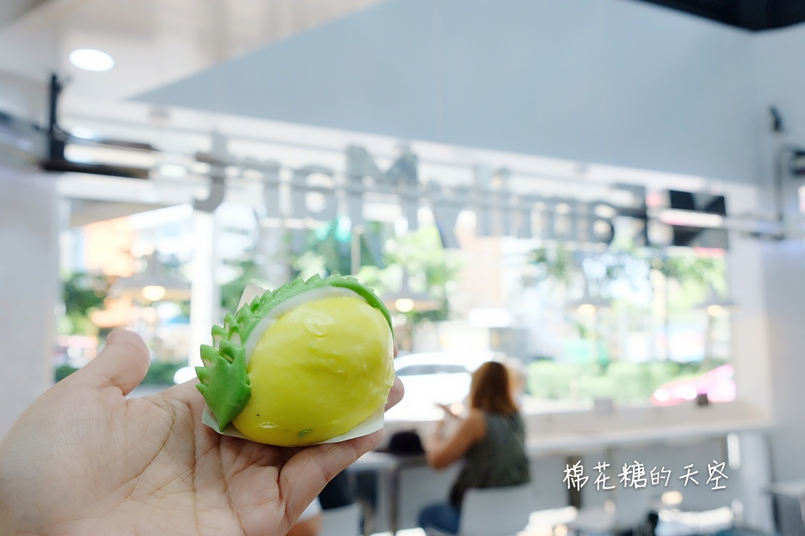 泰國曼谷純白全家便利商店超文青，除了最新榴槤奶黃包，還有泰式奶茶鴛鴦喔！@Phrom Phong
