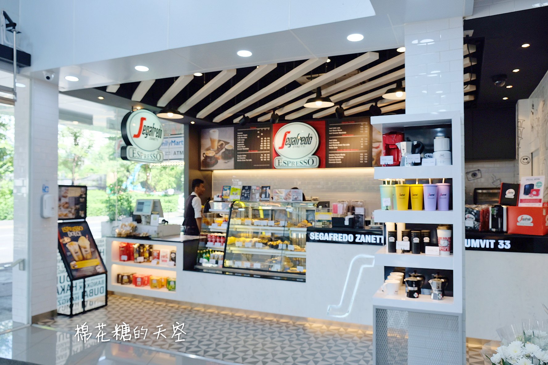 泰國曼谷純白全家便利商店超文青，除了最新榴槤奶黃包，還有泰式奶茶鴛鴦喔！@Phrom Phong