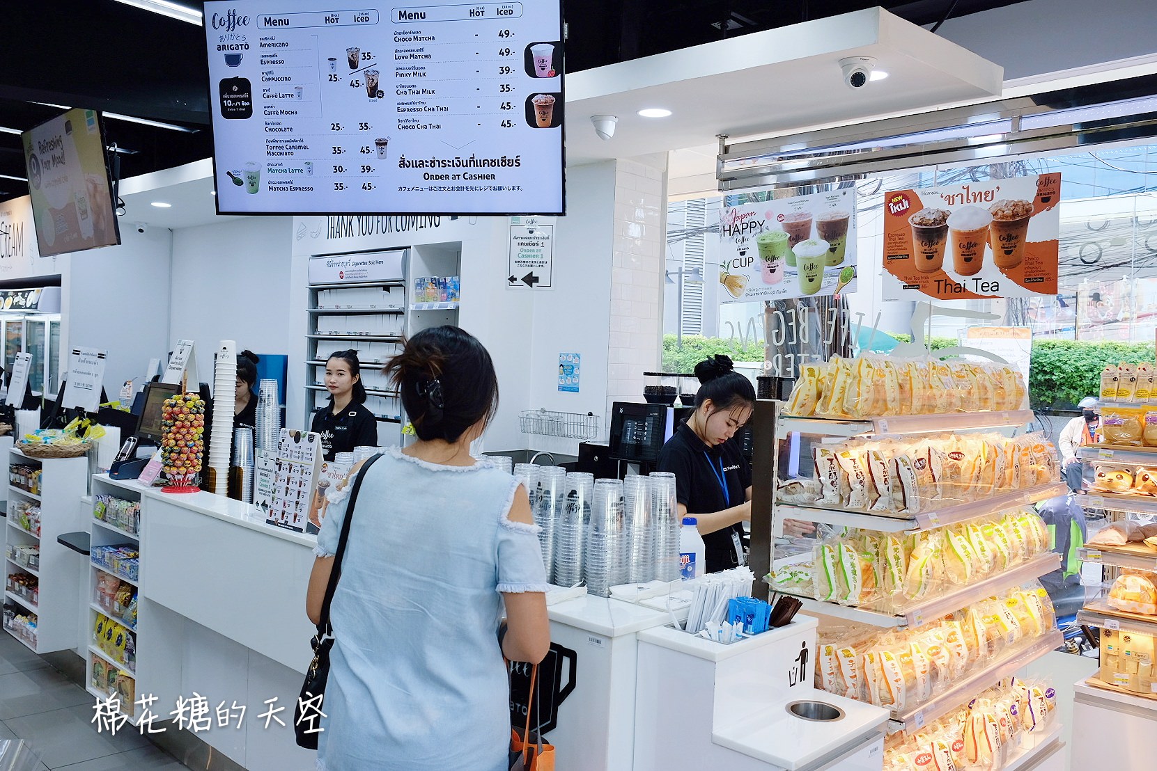 泰國曼谷純白全家便利商店超文青，除了最新榴槤奶黃包，還有泰式奶茶鴛鴦喔！@Phrom Phong