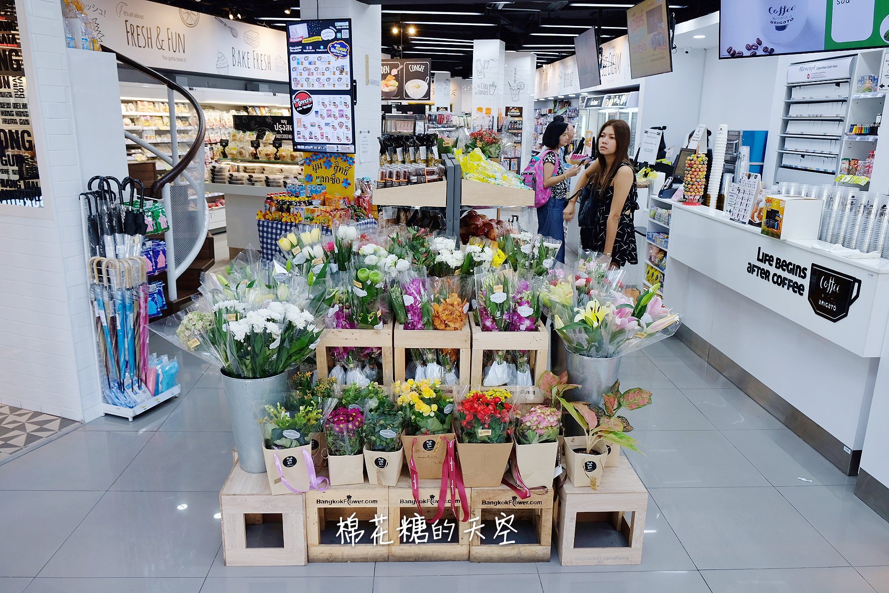 泰國曼谷純白全家便利商店超文青，除了最新榴槤奶黃包，還有泰式奶茶鴛鴦喔！@Phrom Phong