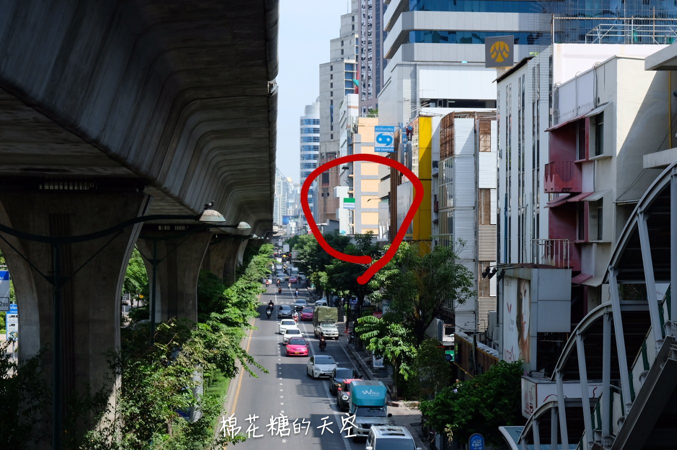 泰國曼谷純白全家便利商店超文青，除了最新榴槤奶黃包，還有泰式奶茶鴛鴦喔！@Phrom Phong