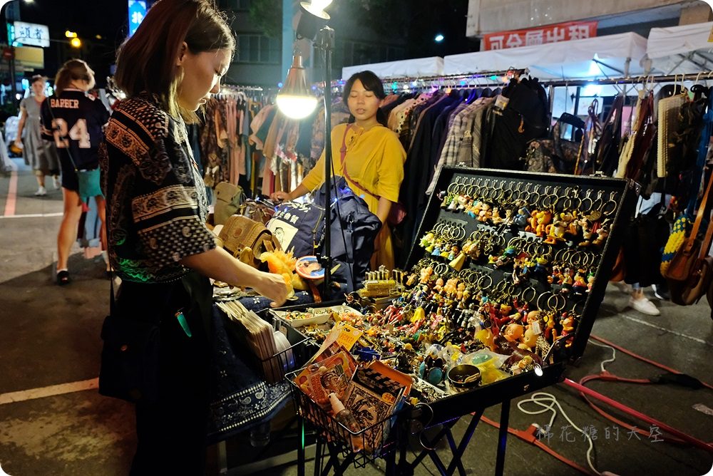 紅點文旅封街開趴啦！水泥車變身大型閃亮亮地球燈～快來動次動次～