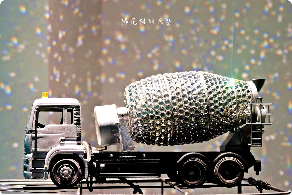 紅點文旅封街開趴啦！水泥車變身大型閃亮亮地球燈～快來動次動次～