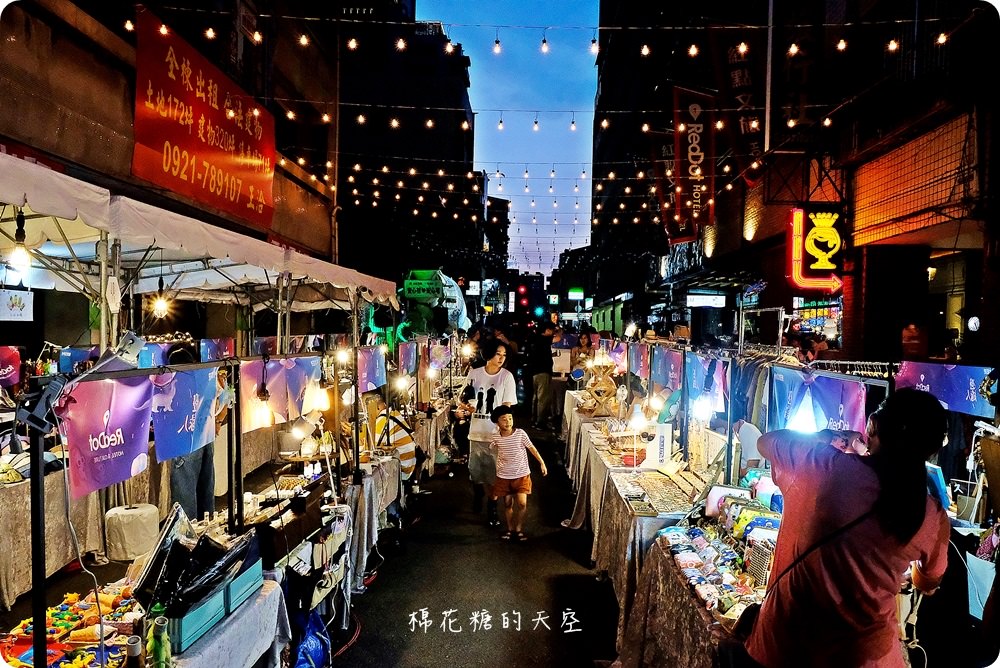 紅點文旅封街開趴啦！水泥車變身大型閃亮亮地球燈～快來動次動次～