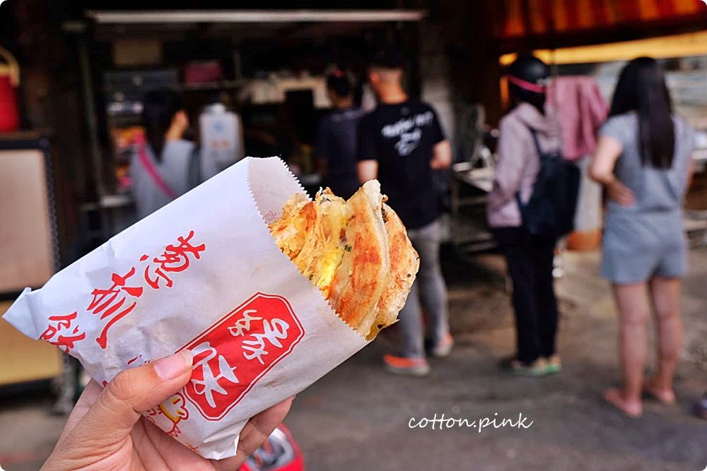 台中排隊美食|黃昏市場外緣味蔥抓餅開攤就排隊！