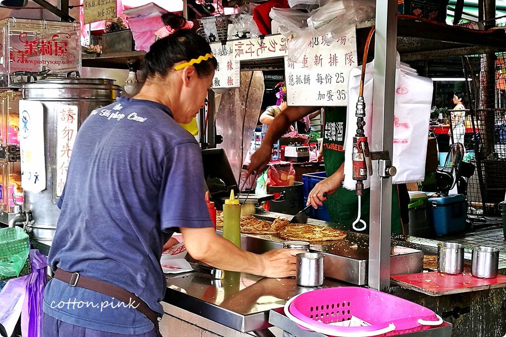 台中排隊美食|黃昏市場外緣味蔥抓餅開攤就排隊！