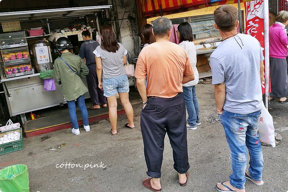 台中排隊美食|黃昏市場外緣味蔥抓餅開攤就排隊！