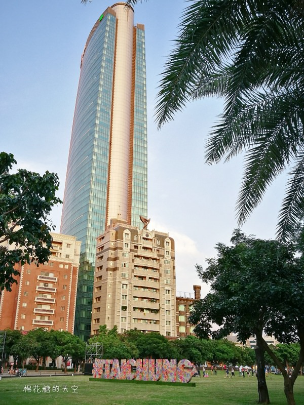 市民廣場超大花花TAICHUNG字樣～原來是要虧雞………