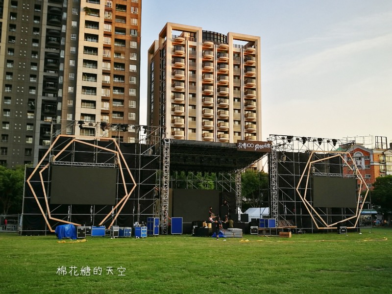 市民廣場超大花花TAICHUNG字樣～原來是要虧雞………