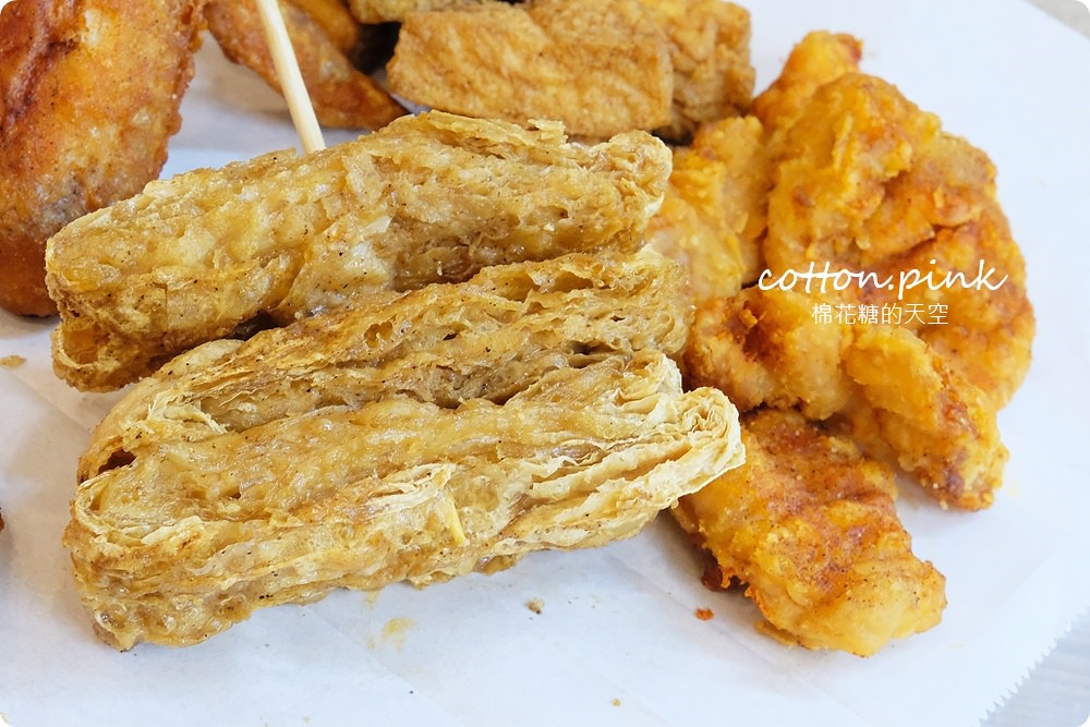 東海夜市開到最晚的饗炸雞排，開到凌晨一點半！必點熔岩起司球～牽絲啦！