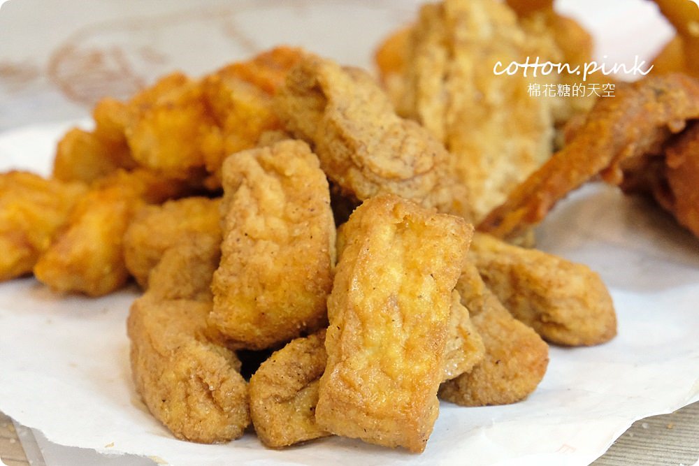 東海夜市開到最晚的饗炸雞排，開到凌晨一點半！必點熔岩起司球～牽絲啦！