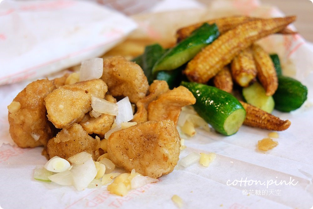 東海夜市開到最晚的饗炸雞排，開到凌晨一點半！必點熔岩起司球～牽絲啦！