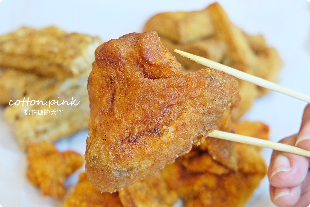 東海夜市開到最晚的饗炸雞排，開到凌晨一點半！必點熔岩起司球～牽絲啦！