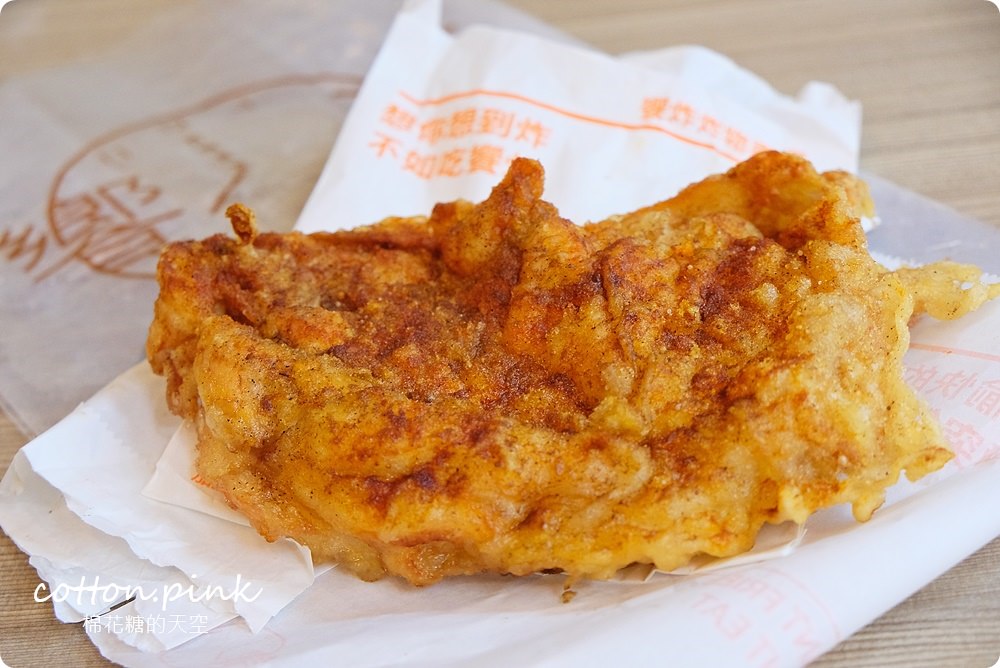 東海夜市開到最晚的饗炸雞排，開到凌晨一點半！必點熔岩起司球～牽絲啦！