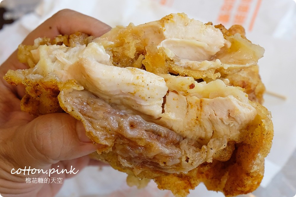 東海夜市開到最晚的饗炸雞排，開到凌晨一點半！必點熔岩起司球～牽絲啦！