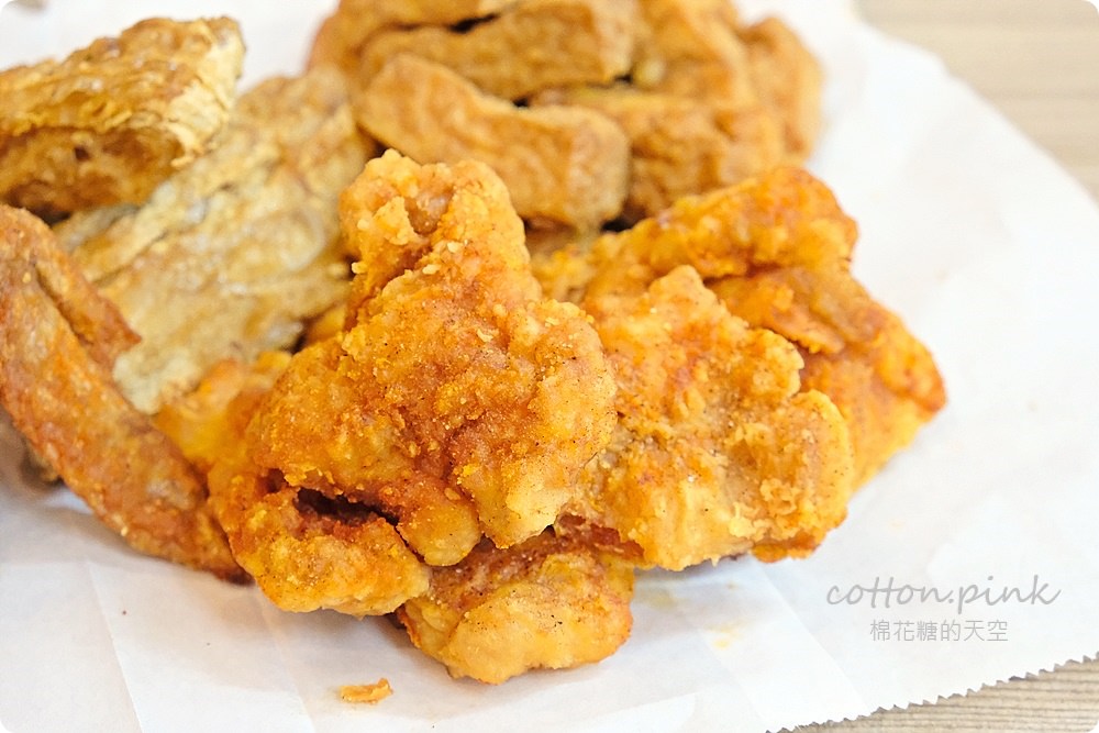 東海夜市開到最晚的饗炸雞排，開到凌晨一點半！必點熔岩起司球～牽絲啦！