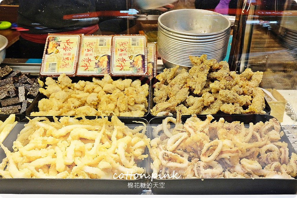 東海夜市開到最晚的饗炸雞排，開到凌晨一點半！必點熔岩起司球～牽絲啦！
