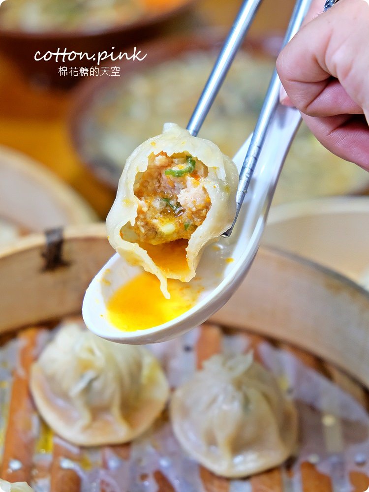台中小籠湯包推薦|皇宸饌滿滿蟹黃小籠湯包海味爆炸超好吃（原皇盛祥）