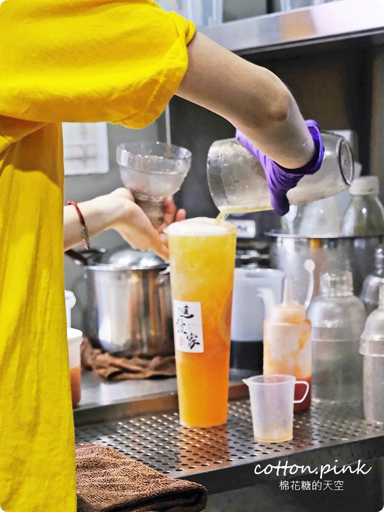 逢甲夜市特長就是這一杯啦！最新進發家古早味飲料尬吐司最對味