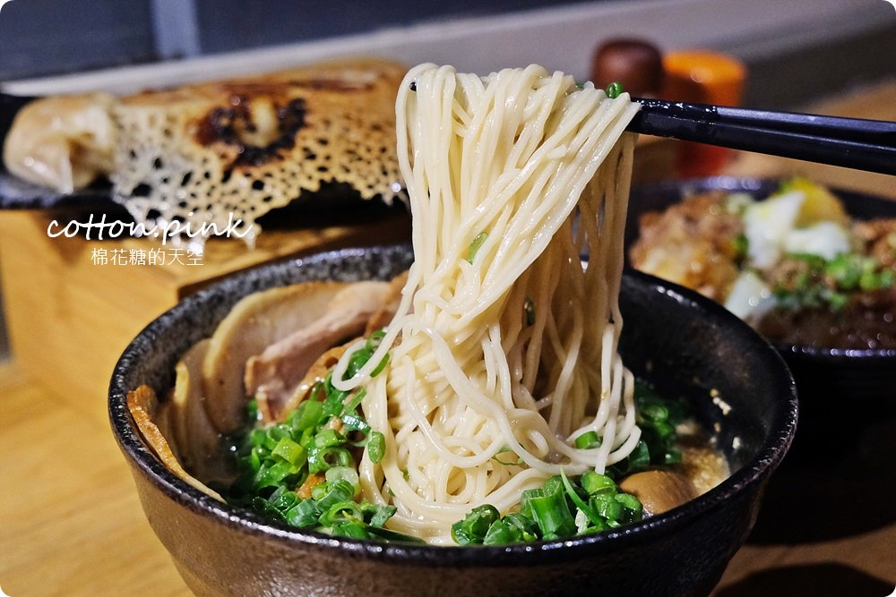 台中拉麵也吹老宅文青風，秀麵尊豚骨拉麵尬冰花煎餃大絕配