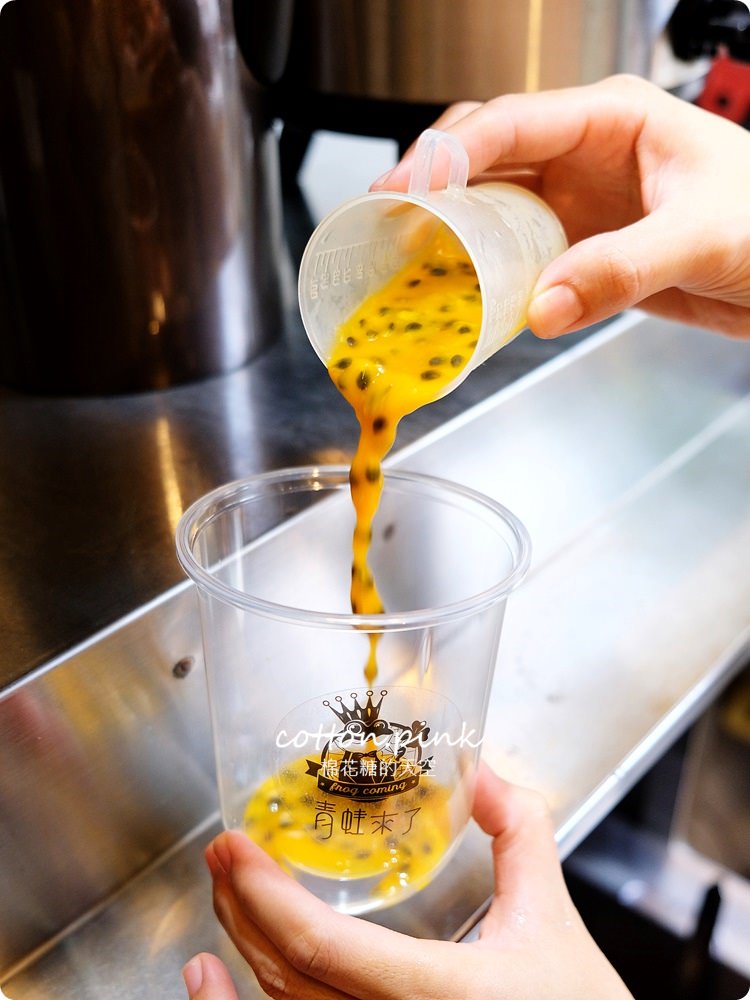 黑糖珍珠膩了嗎？一中必喝琥珀愛玉才是真正透心涼！青蛙來了最新菜單大推薦，可外送喔！