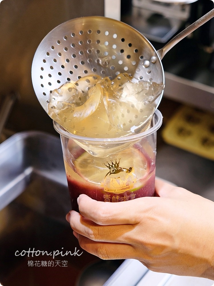 黑糖珍珠膩了嗎？一中必喝琥珀愛玉才是真正透心涼！青蛙來了最新菜單大推薦，可外送喔！