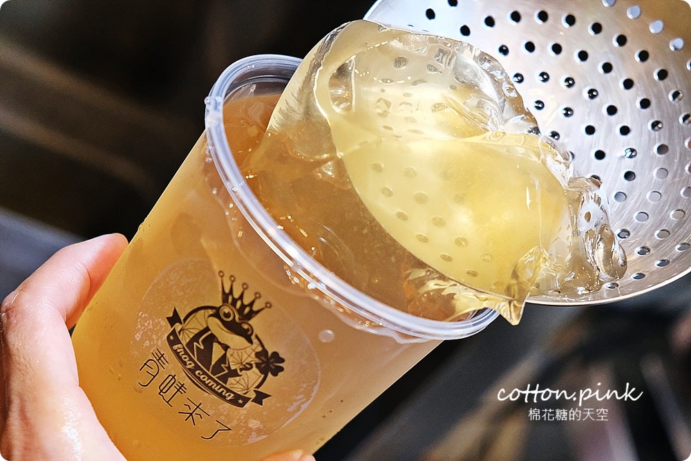 黑糖珍珠膩了嗎？一中必喝琥珀愛玉才是真正透心涼！青蛙來了最新菜單大推薦，可外送喔！