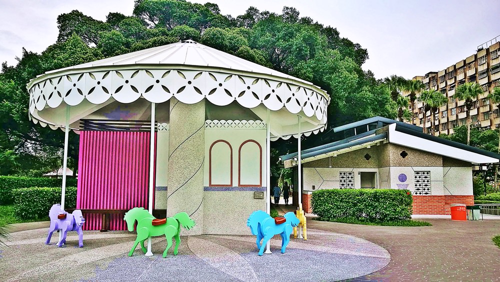 台中打卡最新景點|全台唯一彩色旋轉木馬廁所