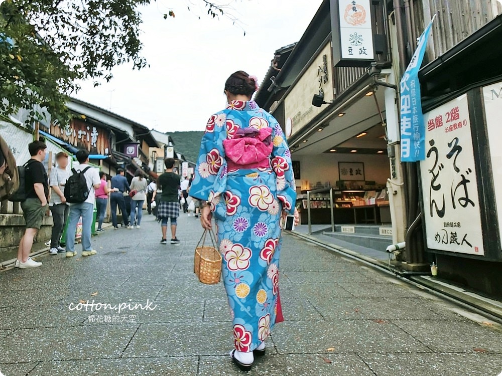 京都和服體驗推薦|京小町和服出租花色選擇多，清水寺、八坂庚申堂就在附近，浴衣、振袖、袴通通有