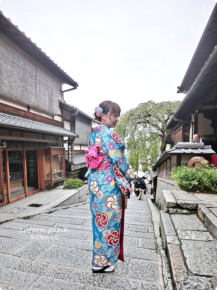 京都和服體驗推薦|京小町和服出租花色選擇多，清水寺、八坂庚申堂就在附近，浴衣、振袖、袴通通有