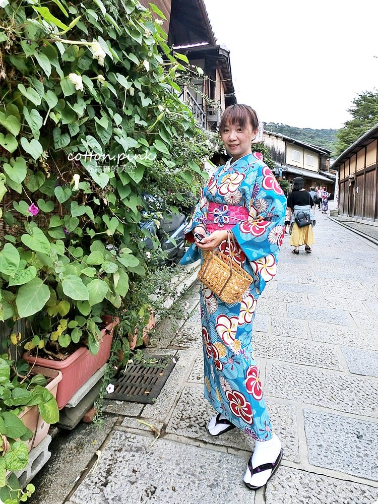 京都和服體驗推薦|京小町和服出租花色選擇多，清水寺、八坂庚申堂就在附近，浴衣、振袖、袴通通有