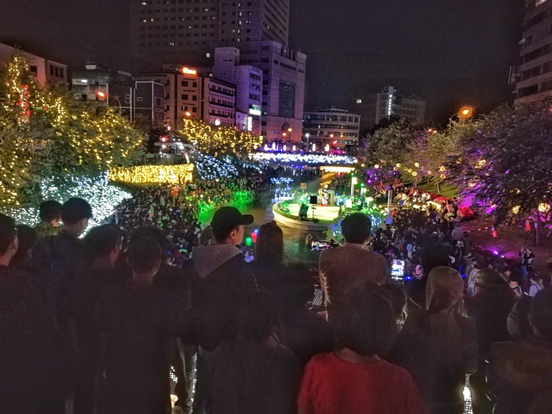 台中景點推薦|柳川水岸換新裝，浪漫燈海點燈人潮擠爆啦