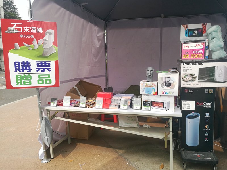 超過三公尺！超大摩艾現身台中百貨實現你的願望?!
