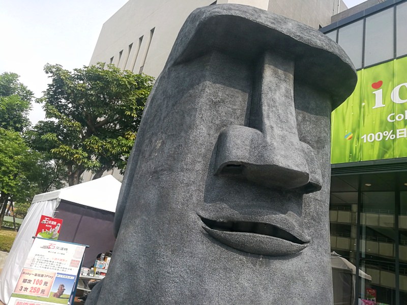 超過三公尺！超大摩艾現身台中百貨實現你的願望?!