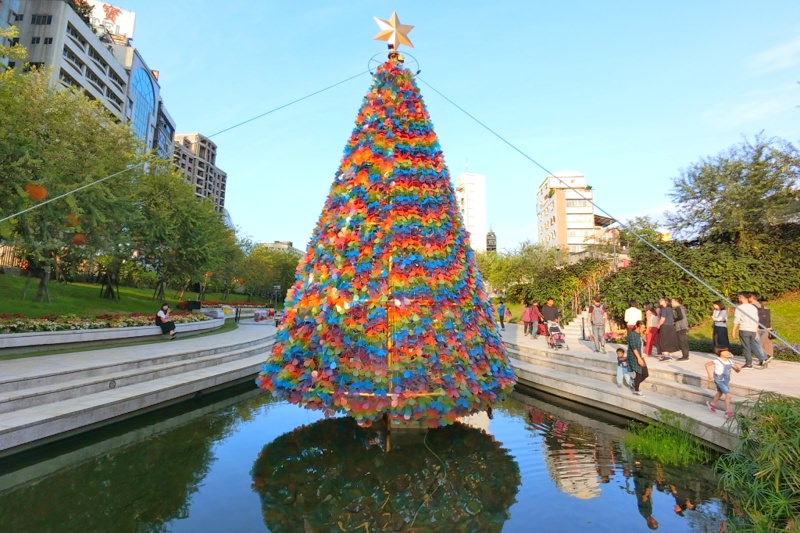 台中景點|超浪漫柳川水中聖誕樹點燈啦！繽紛七彩聖誕樹白天也好美