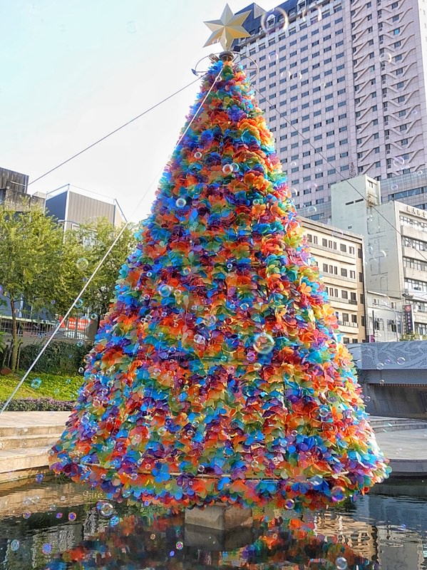 台中景點|超浪漫柳川水中聖誕樹點燈啦！繽紛七彩聖誕樹白天也好美