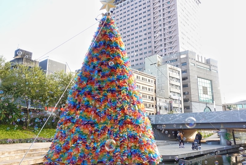 台中景點|超浪漫柳川水中聖誕樹點燈啦！繽紛七彩聖誕樹白天也好美